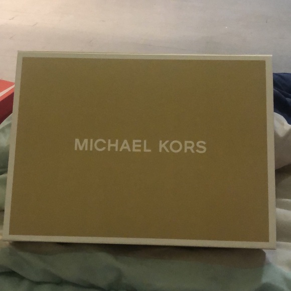 Brand new Michael Kors flats still in box they are a size 8. Never worn - Picture 2 of 2